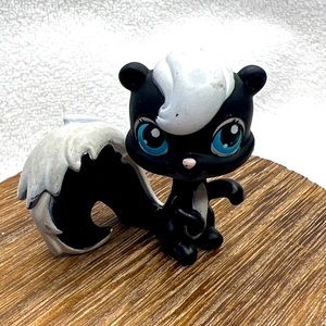 Hasbro Littlest Pet Shop #85 Blue Eyes Skunk 2007 Grey Magnet LPS Retired